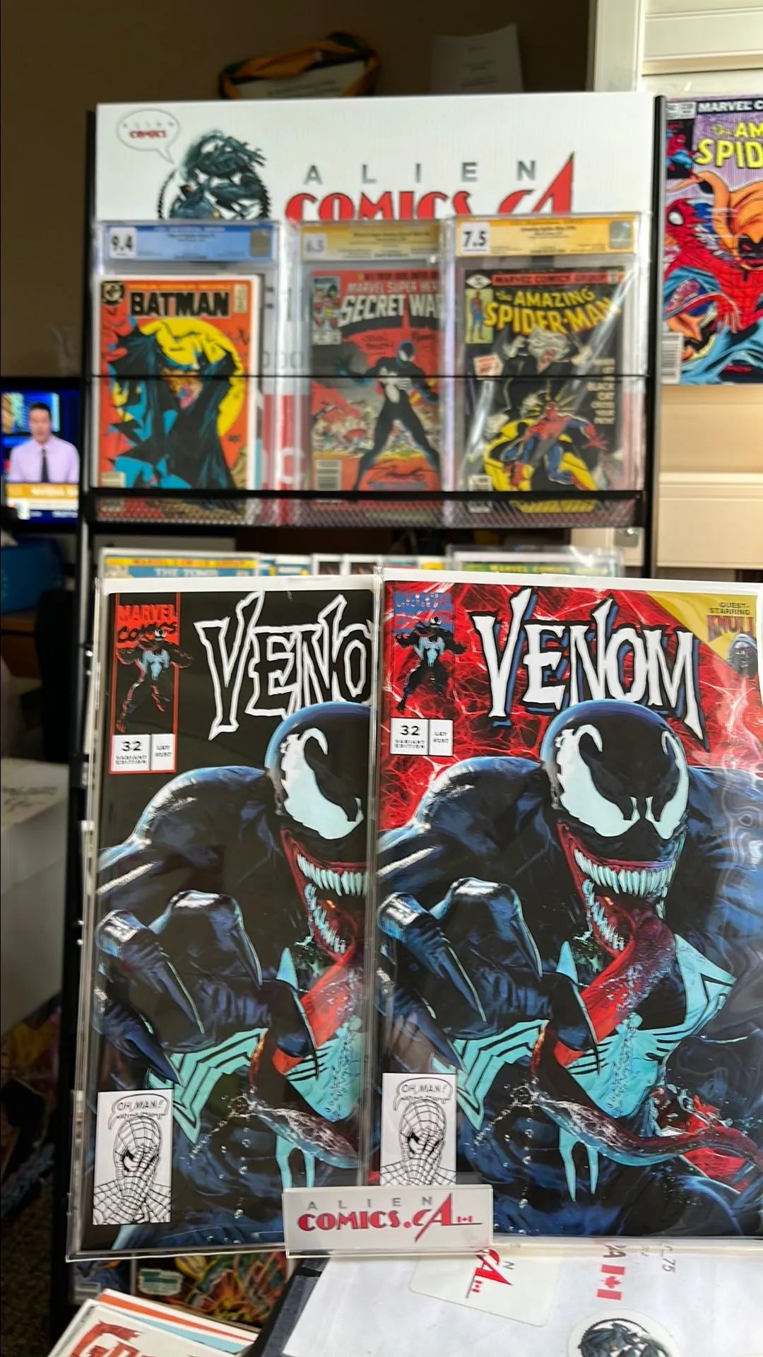 Venom: Lethal Protector (#32 Mike Hayhew Red Foil Background NM+ / Venom: Lethal Protector (#32 Mike Hayhew Red Foil Background Homage Black HTF NM+)