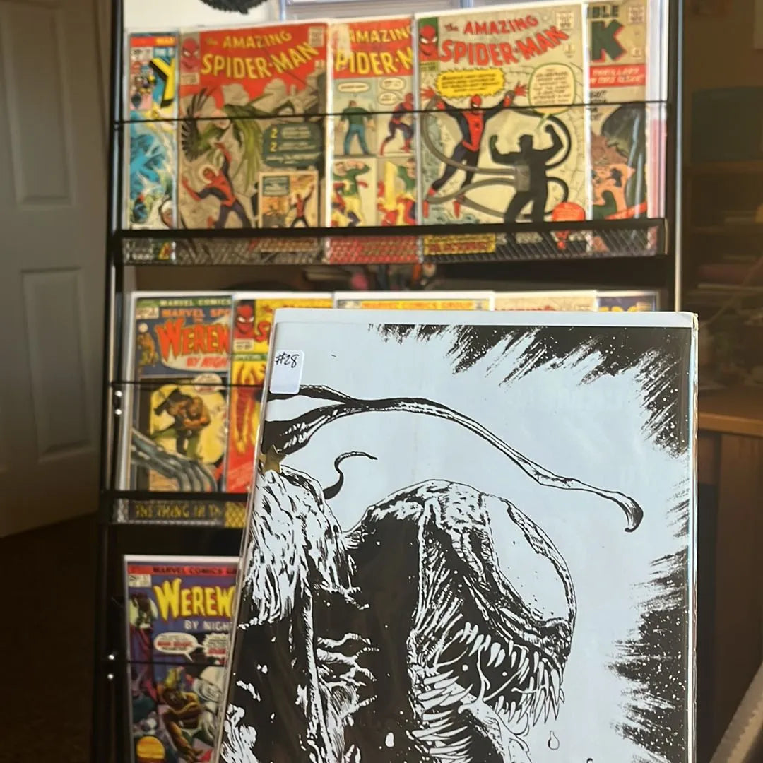 Venom (#28 Comics Elite Exclusive B&W Valerio Giangiordano Variant NM)