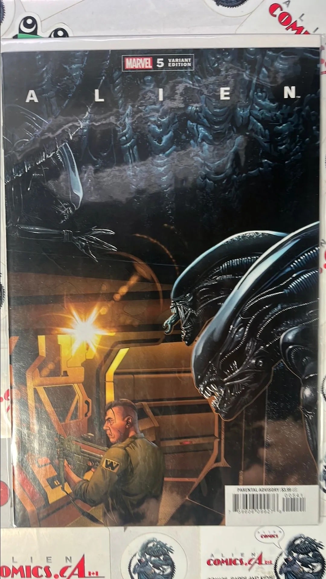 ALIEN (#5L Marvel 2021 Salvador Larroca Variant Aliens Watching By-Pass 1st Full app. Alpha Xenomorph NM)