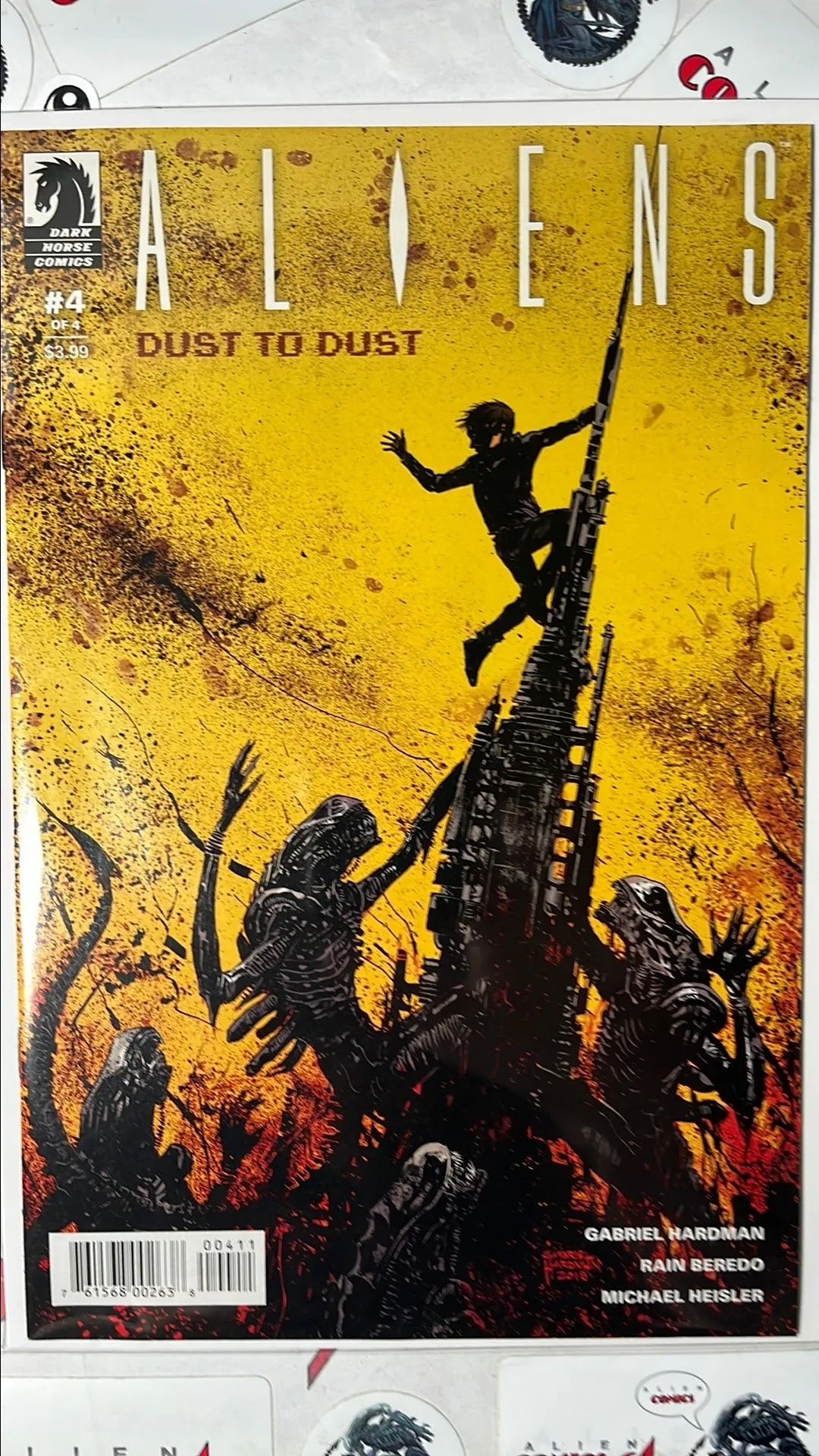 ALIENS: Dust to Dust (#4 Dark Horse 2019 Gabriel Hardman Cover Aliens Climbing Tower NM)