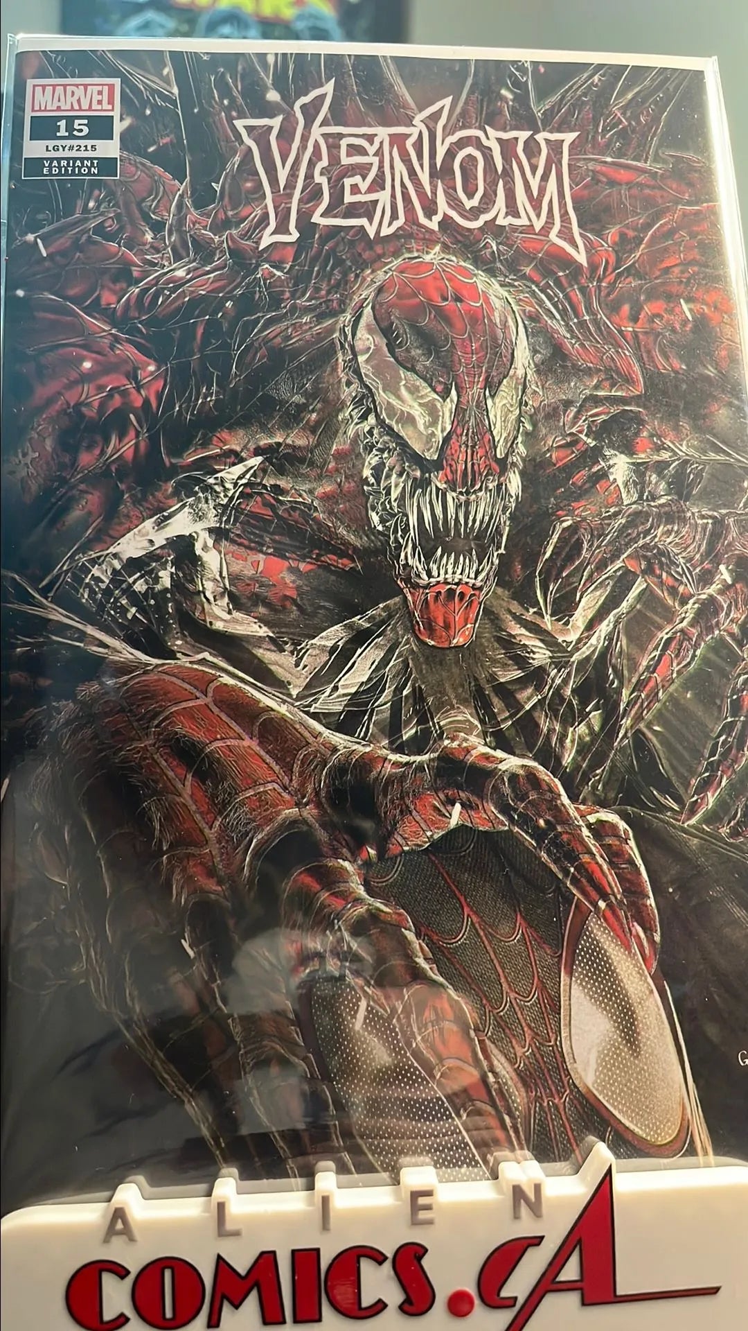 Venom (#15 LGY215 Giang Variant Carnage Holding Down Miles' Head NM)